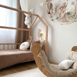 aranżacja z lampką LED Lama w pokoju za łóżkiem z baldachimem