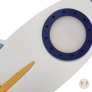 Lampka LED kolorowa rakieta drewniana nocna lampka białe tło leży bardziej