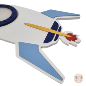 Lampka LED kolorowa rakieta drewniana nocna lampka białe tło leży bardziej