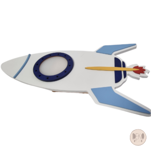 Lampka LED kolorowa rakieta drewniana nocna lampka białe tło leży