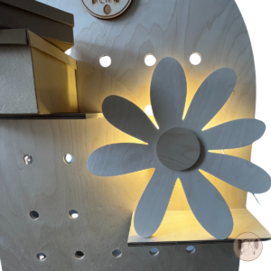 Lampka LED beżowy kwiatek drewniana nocna lampka w pokoju dziecka oświetla delikatnym światłem nie budzącym dziecka